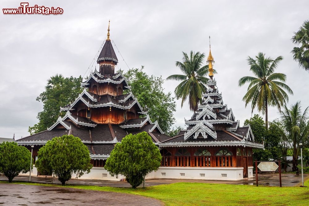 Immagine Wat Hua Wiang Temple a Mae Hong Son, Thailandia. Costruito interamente con legno di teak, è in stile birmano. Sorge nel centro città, sulla via del mercato.