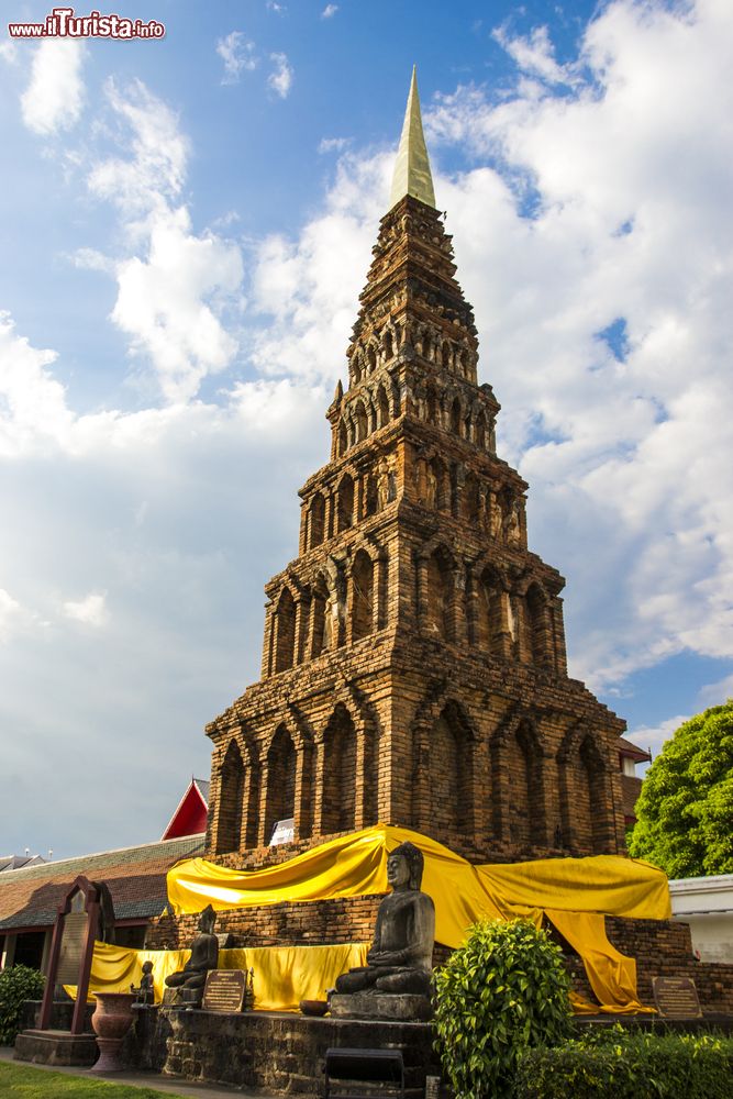 Immagine Una veduta del Wat Phra That Hariphunchai a Lamphun, Thailandia. E' uno dei wat, ovvero un tempio, più riveriti della città nonchè meta di pellegrinaggio. Al suo interno si trova un chedi dorato alto 46 metri dove si dice che siano conservate le reliquie del Buddha.