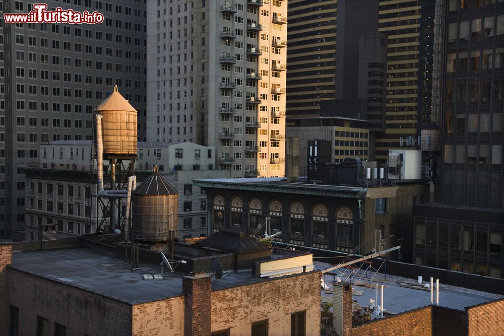 Immagine Moderno e antico convivono sui tetti della grande Mela: molti palazzi presentano delle grandi cisterne in legno per l'acqua, chiamate water tank, che danno un tocco "vintage", tipico del secolo scorso, alla moderna metropoli americana