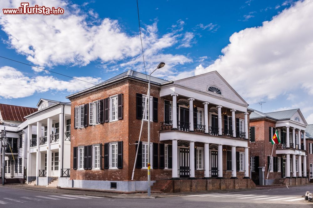 Immagine Waterkant Street con edifici di architettura coloniale a Paramaribo, Suriname, in una giornata di sole.