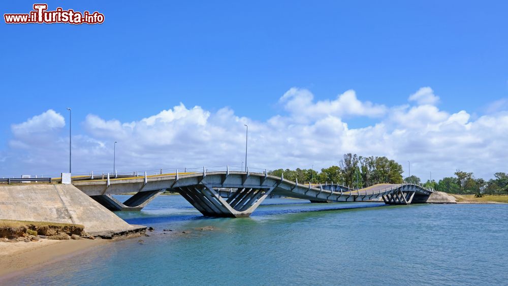 Immagine Wavy bridge a Punta del Este, Uruguay. Progettato dall'ingegnere Leonel Viera, si presenta con una caratteristica forma ondulata.