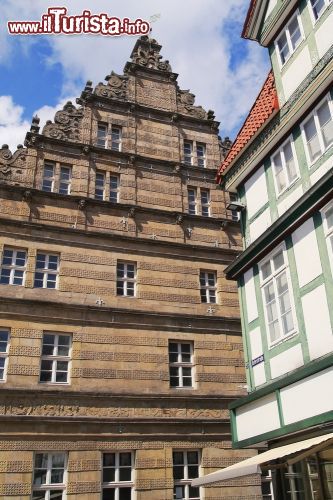 Immagine Wedding House a Hameln, Germania. Questo imponente edificio rinascimentale, lungo 43 metri, si presenta con bei frontoni e abbaini. Costruito dal governo municipale per i suoi cittadini, la grande sala per i banchetti ha ospitato molti dei matrimoni che venivano qui celebrati e da cui il palazzo ha preso il nome. Il suo interno ospitò anche la farmacia militare dove lavorò Friedrich-Wilhelm Sertuner, scopritore della morfina, oltre che importanti riunioni fra cui quella del generale Tilly e dei suoi ufficiali che nel 1630-31 portarono all'assalto della fortezza di Magdeburgo - © Bildagentur Zoonar GmbH / Shutterstock.com