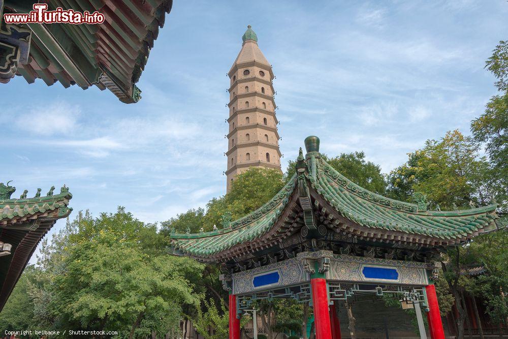 Immagine La West Pagoda (Xita) di Yinchuan, Cina. Costruita attorno al 1050, dalla cima della torre ottagonale (alta circa 65 metri) si può ammirare uno splendido panorama - © beibaoke / Shutterstock.com