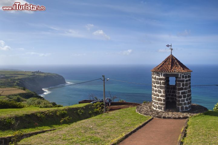 Immagine Whale Viewpoint sull'isola di Sao Miguel, Azzorre. Le acque dell'Atlantico che lambiscono questa terra sono popolate da balene, capodogli e delfini - © 124229698 / Shutterstock.com