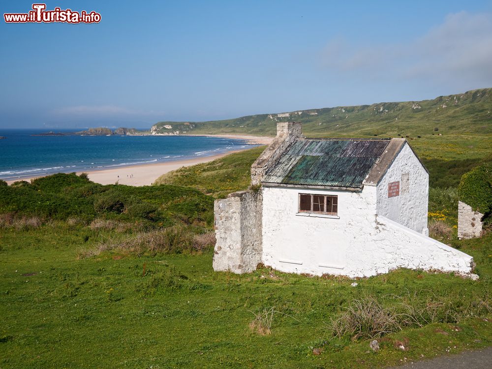 Immagine Whitepark Bay la bella spiaggia di  Ballintoy, Irlanda del Nord