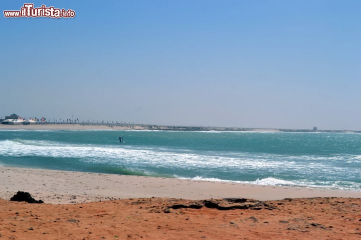 Immagine Windsurf presso Foum el Bouir, Dakhla: siamo sul versante atlantico della penisola, pochi km a nord del centro di Dakhla, in un'enorme spiaggia frequentata quasi esclusivamente dai surfisti.