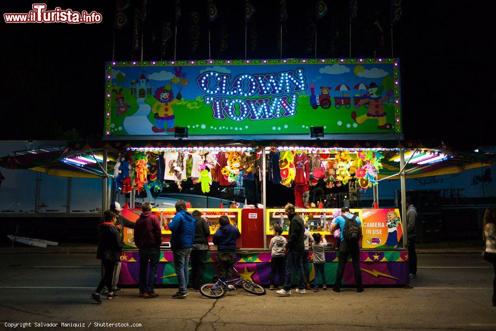 Immagine Winnipeg, Manitoba (Canada): un gruppo di persone partecipa al Carnival Game durante la manifestazione Many fest 2018 - © Salvador Maniquiz / Shutterstock.com