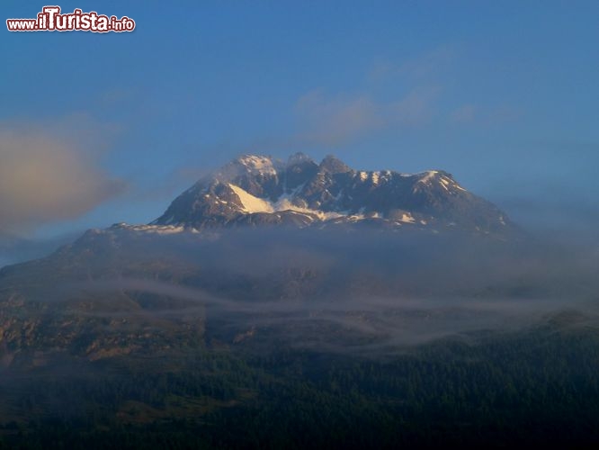 Immagine Piz Albana visto all'alba tra le nuvole da Srlej, Engadina, Svizzera