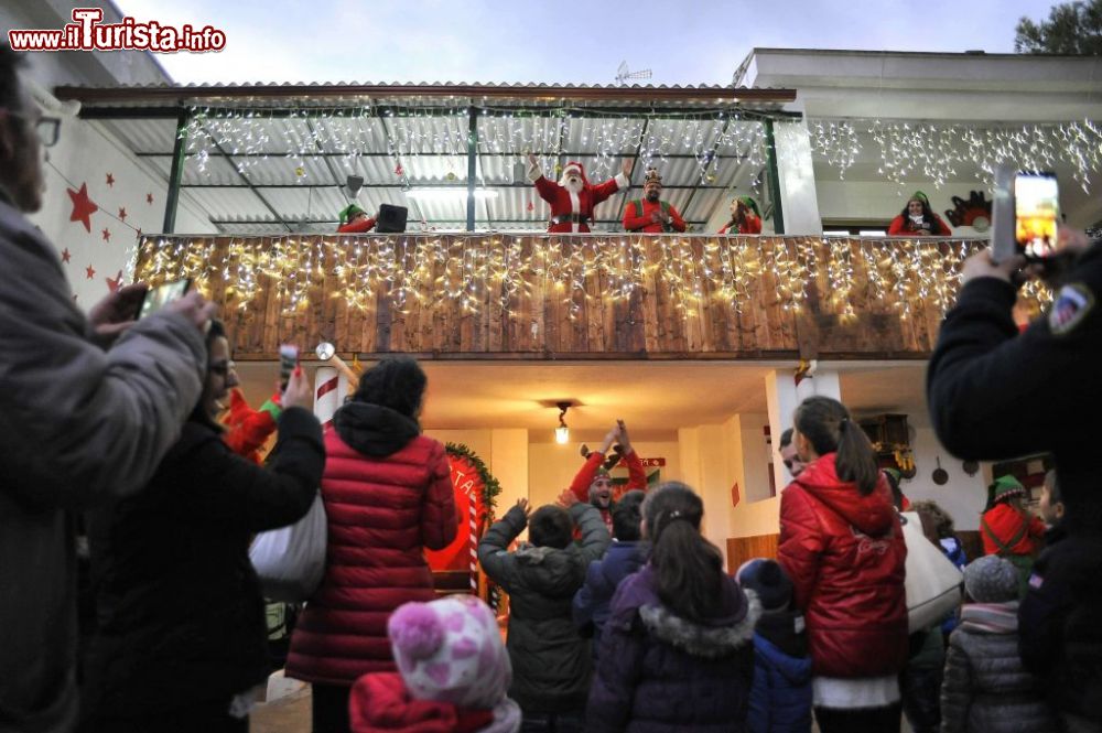 Immagine Babbo Natale saluta i Bambini al Salento Santa Claus Village