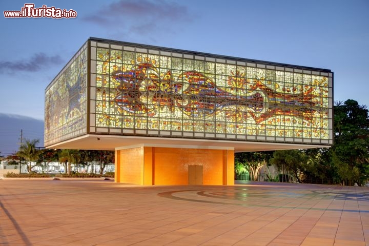 Immagine Bacardi Building, Miami: questa struttura fa parte del complesso del Bacardi Building, aggiunta nel 1972. Sulle quattro facciate del parallelepipedo è rappresentato, in maniera astratta, il processo di trasformazione della canna da zucchero - Foto © MR. INTERIOR / Shutterstock.com