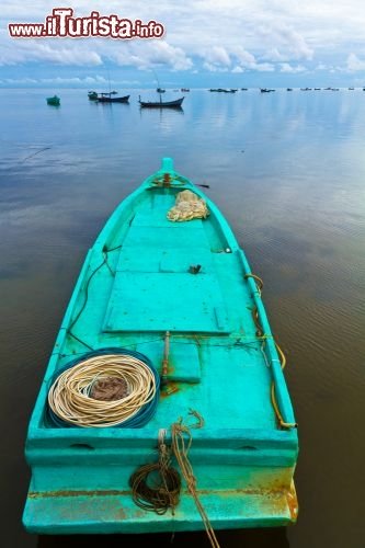 Immagine Barca solitaria presso la località di Ham Ninh, sull'isola di Phu Quoc nel Vietnam - © Frank Fischbach / Shutterstock.com