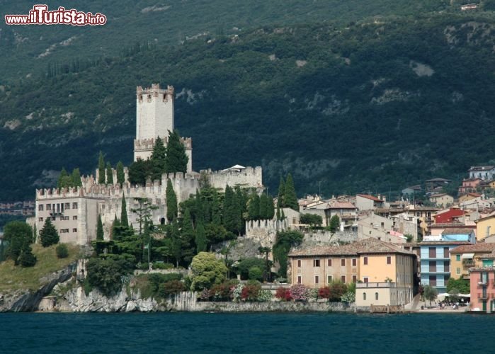 Immagine Foto panoramica di Malcesine, Lago di Garda - Se artisti del calibro di Gustav Klimt e Goethe sono stati affascinati da questo borgo che si rispecchia nel Lago di Garda, descrivendone le straordinarie bellezze in tele e diari di viaggio, non c'è da stupirsi che per molti turisti Malcesine sia divenuta una delle località turistiche più ambite del Veneto © Jiri Sebesta / Shutterstock.com