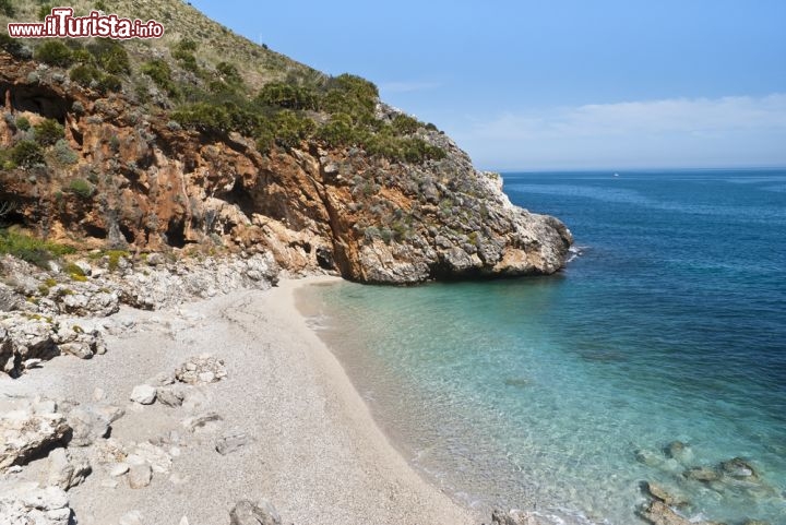 Immagine Cala Creperia, la splendida spiaggia si trova nella remota Riserva dello Zingaro, non distante da San Vito Lo Capo in Sicilia - © Gandolfo Cannatella / Shutterstock.com