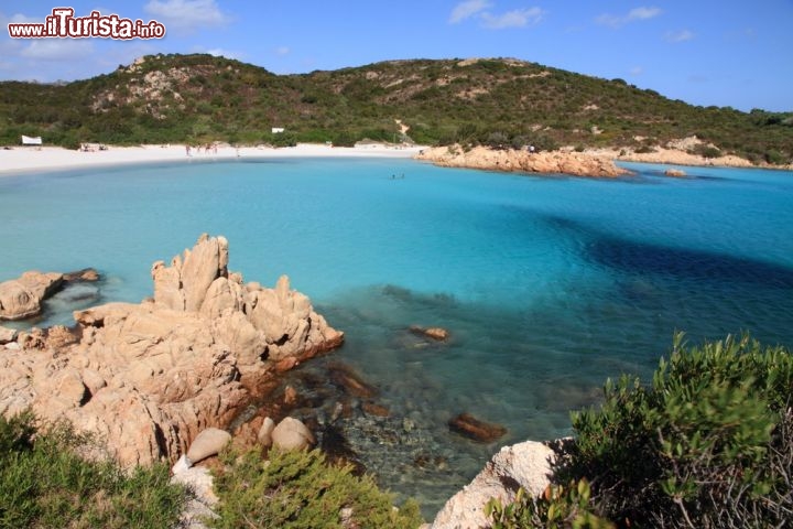 Immagine Cala del Principe, la bella spiaggia bianca a Cala di Volpe in Sardegna - © Ana del Castillo / Shutterstock.com