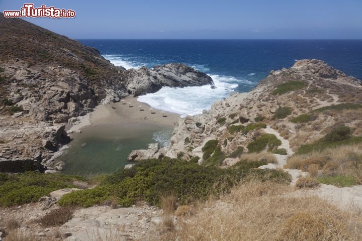 Immagine Caletta solitaria lungo la costa dell'isola di Ikaria in Grecia - © Portokalis / Shutterstock.com