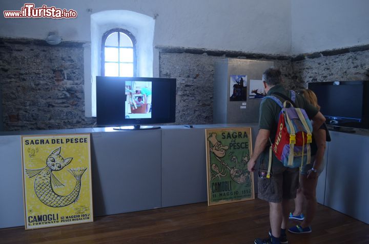 Immagine La visita alla mostra fotografica dei Falò di Camogli, dedicati a San Fortunato, allesita all'interno di Castel Dragone - © Samuele Pasquino