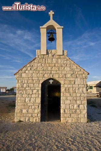 Immagine Cappella delle vittime della guerra a Kamenjak, Istria (Croazia) - Un passato intenso e sanguinario appartiene alla memoria degli istriani che caddero in battaglia a fronte di numerose rappresaglie, per non parlare dei più grandi conflitti mondiali. Per celebrare il ricordo di moltissimi uomini, una piccola struttura composta da pietre che ricordano la maniera duecentesca si erge per rappresentare un momento di riflessione importante, il cui contenuto è fatto di senso morale, civico e collettivo non solo per la cittadinanza ma anche per i turisti che entrano nella località anche passando attraverso i momenti storici più significativi che l'hanno composta - © lero / Shutterstock.com