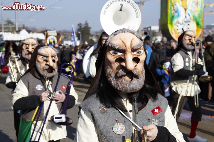 Immagine Carnevale di Basilea, Svizzera - Basilea ospita ogni anno la maggior festa popolare della Svizzera a cui prendono parte fra le 15 e e 20 mila persone in maschera. Si tratta del carnevale che prende inizio con l'atto del Morgestraich, cioè il lunedì successivo al mercoledì delle ceneri. Al quarto rintocco dell'ora tamburi, pifferi, costumi e maschere si mettono in movimento, con tanto di lanterne in testa, percorrendo il centro storico della città © Olaf Schulz / Shutterstock.com