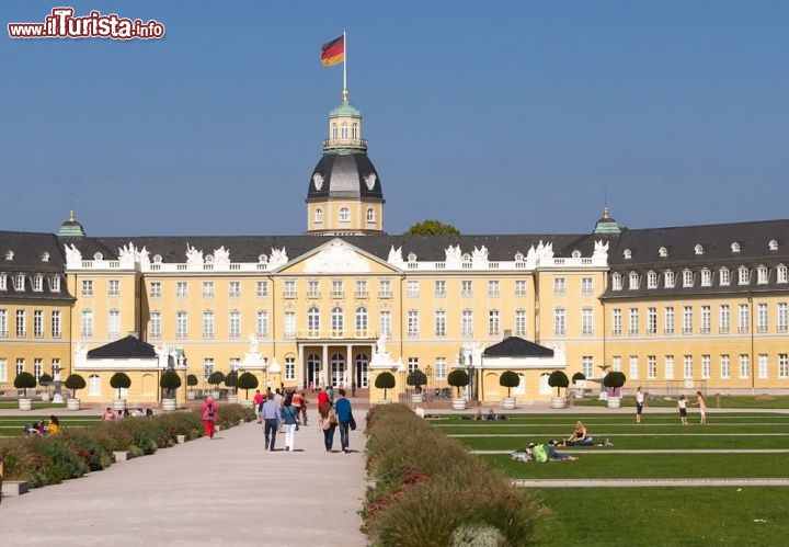 Immagine Il castello di Karlsruhe, Germania:  secondo la leggenda Carlo III° Guglielmo durante una battuta di caccia si addormentò nella foresta sognando un castello da cui si diramavano delle strade come i raggi del sole.