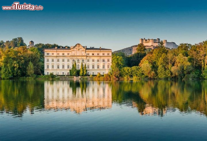 Immagine Castello di Leopoldskron, Salisburgo - Questo pittoresco edificio che un tempo ospitava il festival di Salisburgo fu immortalato e reso ancora più famoso nel 1965 nel film "Tutti assieme appassionatamente". Oggi è un hotel boutique che si affaccia su un laghetto: per visitarlo bisogna soggiornare in una delle sue stanze (non è altrimenti aperto al pubblico) mentre se ci si accontenta di ammirare alcuni scorci del palazzo rococò e delle montagne che lo circondano si può passeggiare lungo il tranquillo lago. Il castello di Leopoldskron è uno degli alberghi più lussuosi di Salisburgo.