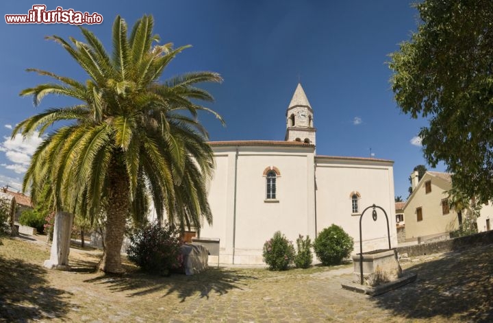 Immagine La Chiesa di Santa Anastasia, costruita nel 1761 sopra le rovine dell'antica cattedrale di Biograd na Moru, presenta splendidi altari barocchi di cui uno realizzato in legno dorato - © lero / Shutterstock.com