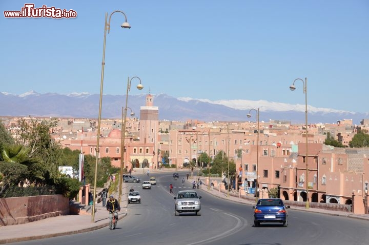 Immagine Centro di Ourzazate in Marocco. Sullo sfondo le montagne dell'Alto Atlante, innevate fino all'inizio dell'estate - © Philip Lange / Shutterstock.com