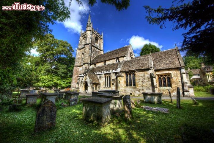 Immagine La chiesa di St Andrew a Castle Combe, Inghilterra - Citata per la prima volta in un documento del 1291, la chiesa dedicata a St Andrew è stata rimaneggiata in diverse occasioni ad iniziare dalla navata ampliata nel XIV secolo sino al campanile completato nel Cinquecento. A causa di un evidente degrado, nella seconda metà dell'Ottocento l'edificio religioso fu sottoposto ad un successivo intervento di restauro. Oggi la chiesa ospita il monumento a Sir Walter Dunstanville, cavaliere normanno e barone morto a Castle Combe nek 1270, oltre ad un orologio astronomico ancora funzionante fra i più antichi della Gran Bretagna © Rolf E. Staerk / Shutterstock.com