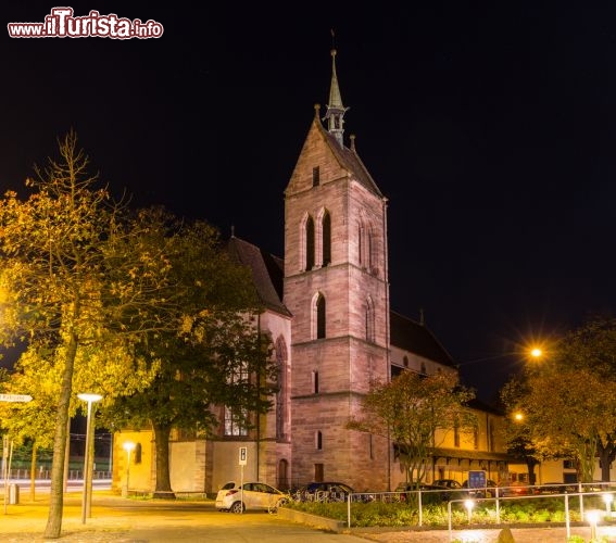 Immagine Foto notturna della Theodorskirche, Basilea - Sulla riva destra del fiume Reno sorge la Piccola Basilea, grazioso quartiere che si può raggiungere tramite il Wettstein Brucke, sede anche della suggestiva chiesa dedicata a San Teodoro che si staglia nel panorama della città svizzera con il suo elegante campanile © Leonid Andronov / shutterstock.com