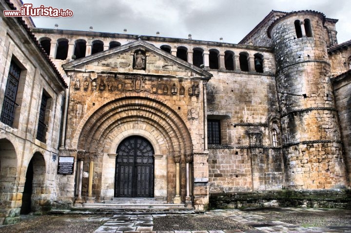 Immagine Veduta della Collegiata di Santa Juliana nel borgo di Santillana del Mar, Spagna. Secondo la tradizione la giovane Giuliana di Nicomedia fu martirizzata in Asia Minore durante la persecuzione di Dicoleziano: trasportate in Spagna le sue spoglie furono conservate in una cripta  - © Vector99 / Shutterstock.com