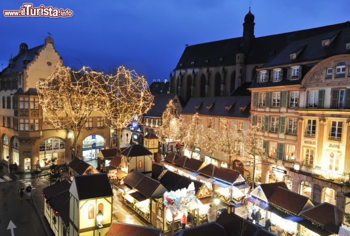 Immagine Piazza Giovanna d'Arco è sede del mercatino di Natale dove trovate le prelibatezze gastronomiche di Colmar - © www.noel-colmar.com