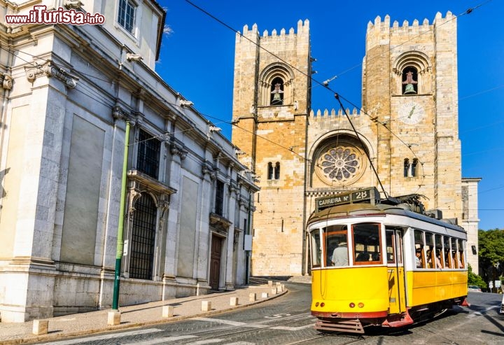 Immagine Il cosiddetto "elétrico" è il tipico tram di Lisbona. Qui passa davanti alla cattedrale, la Sé de Lisboa - foto © Mapics / Shutterstock.com