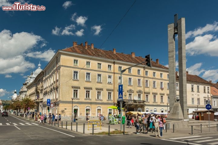 Immagine Estate a Cluj Napoca, Romania - Durante i mesi estivi, in cui il clima si fa sentire anche per via di temperature che superano i 30 gradi centigradi, questa località della Transilvania è letteralmente presa d'assalto dai turisti che vanno alla scoperta delle sue bellezze architettoniche e culturali © Radu Bercan / Shutterstock.com