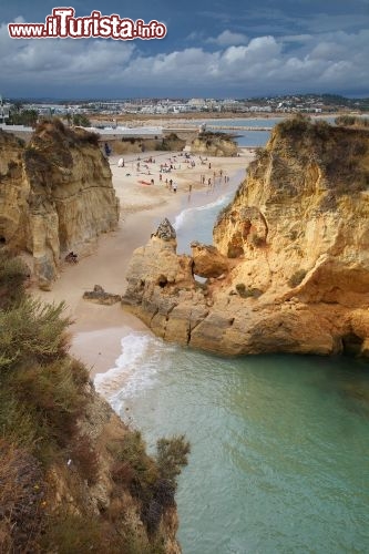 Immagine Falesie e spiagge lungo la costa di Lagos in Algarve, la regione turistica del sud del Portogallo - © Jan Mastnik / Shutterstock.com