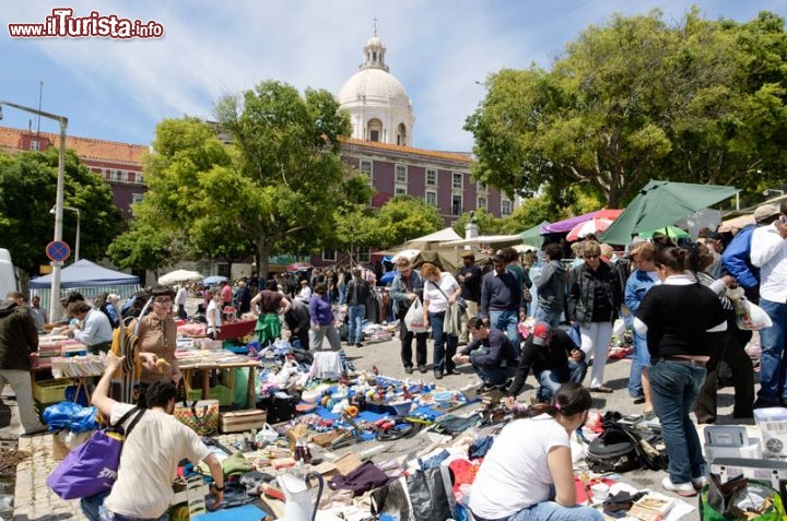 Immagine La Feira da Ladra è il famoso mercatino delle pulci di Lisbona. Si trova presso il Campo de Santa Clara,a pochi passi dal Panteão Nacional - foto © www.cm-lisboa.pt