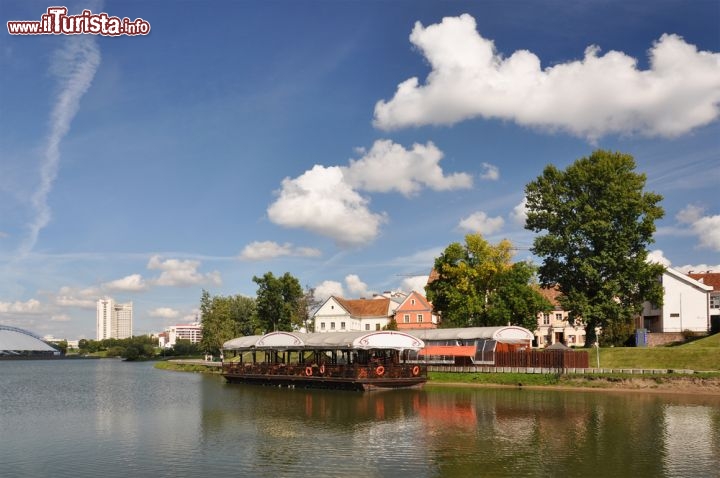 Immagine Minsk, la capitale della Bielorussia, sorge in una zona pianeggiante lungo le rive del fiume Svislač, lungo 327 km. Narra una leggenda che un gigante di nome Menesk avesse un mulino proprio sulle rive del fiume, con cui macinava sassi per fare il pane da consegnare ai suoi guerrieri: sarebbe questa, per alcuni, l'origine del nome Minsk - © Alexander Chaikin / Shutterstock.com