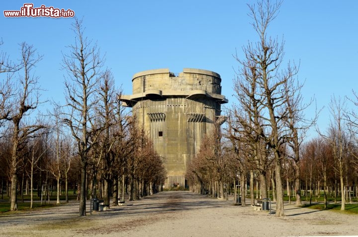 Immagine Le Flaktürme di Vienna erano state ideate da Hitler: sono  tre torri di cemento armato che vennero costruite nell'Augarten per la difesa aerea della città - © Erich Zoubek / Shutterstock.com