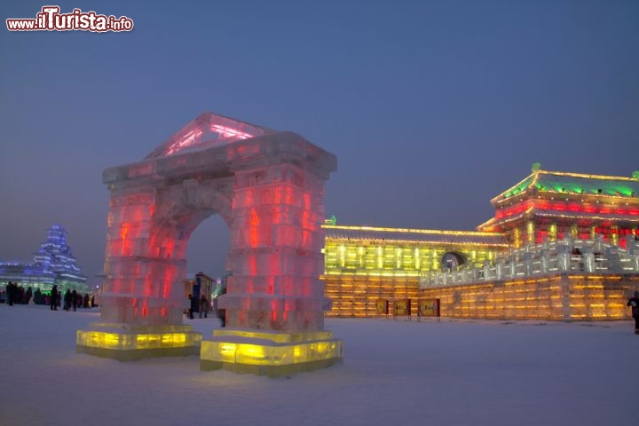 Immagine Harbin Ice and Snow Sculpture China Festival. E' considerato uno degli eventi principali del mondo, per quanto riguarda le sculture di ghiaccio. Ogni anno in pieno inverno viene creata una intera città, che viene poi illuminata in modo scenico e spettacolare - © Lukas Hlavac / Shutterstock.com