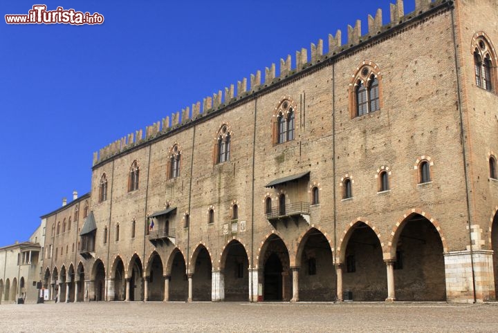 Immagine Il Palazzo Ducale di Mantova, dove risiedevano i principi Gonzaga, si trova nella centrale Piazza Sordello, nel cuore della città lombarda - © Antonio Abrignani / Shutterstock.com