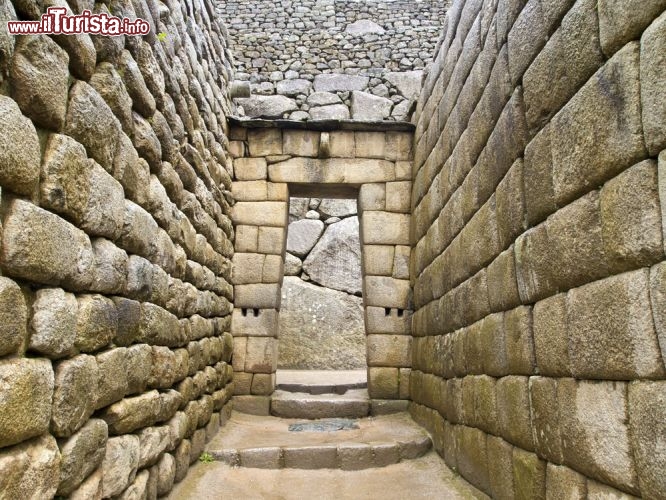 Immagine Ingresso al tempio di Machu Picchu, Perù - Un suggestivo scorcio sulla porta d'accesso ad uno degli edifici religiosi ospitati all'interno dell'antica città inca. Anche in questi particolari si può ammirare la grande abilità con cui questo popolo edificò la cittadella in cui viveva la popolazione e dove ci si occupava delle attività civili e cerimoniali - © Narongsak Nagadhana / Shutterstock.com