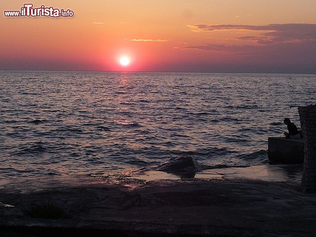 Immagine Tramonto in adriatico dalla spiaggia di Katoro vicino ad Umago in Istria  - © lienyuan lee / wikipedia