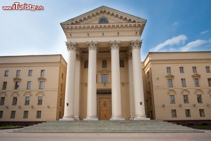 Immagine La sede del governo della Bielorussia, a Minsk, si affaccia su Piazza dell'Indipendenza, all'inizio dell'omonimo viale - © Alexander Mak / Shutterstock.com