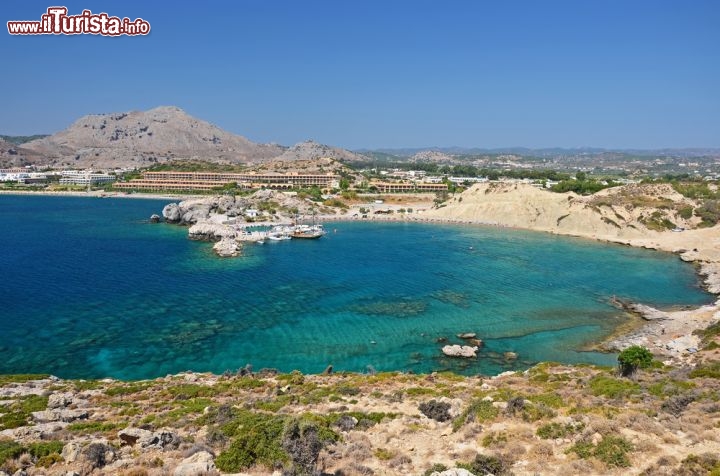 Immagine La spiaggia della baia di Kolymbia a Rodi, Grecia - A poco meno di 30 chilometri a sud della città di Rodi, Kolymbia è una spiaggia di ghiaia e sabbia: piuttosto tranquilla, ha acqua cristallina e taverne in riva al mare © Birute Vijeikien / Shutterstock.com