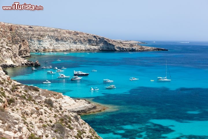 Immagine Lampedusa è un vero paradiso per le vacanze di mare in Europa. La sua posizione al centro del mediterraneo garantisce un clima sempre soleggiato, ma mitigato delle brezze marine - © Roberto Caucino / Shutterstock.com