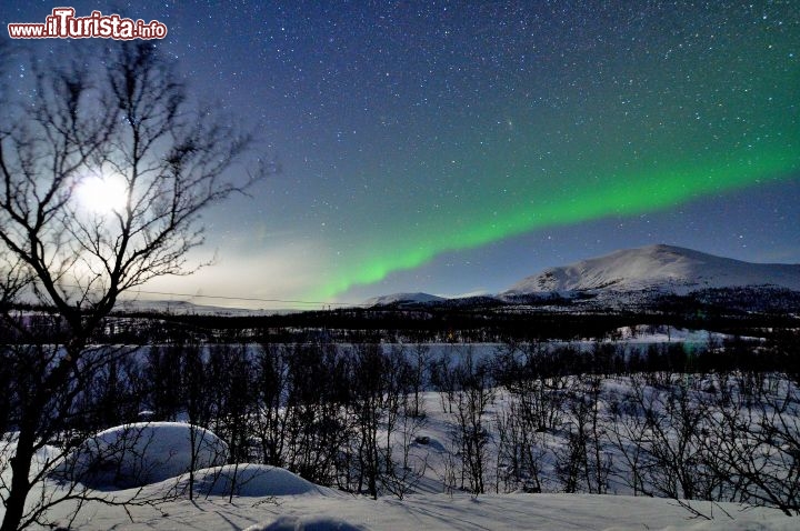 Immagine Luna con aurora Boreale nel Lappland: ci troviamo vicino ad Abisko in Svezia, località famosa per ospitare l'Aurora Sky Station, all'interno del Parco Nazionale.