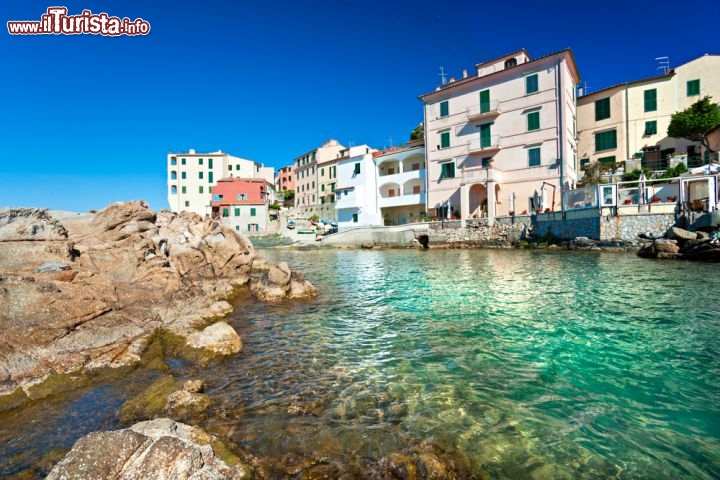 Immagine Marciana Marina, gioiello sulla costa settentrionale dell'Isola d'Elba, è il comune più piccolo della Toscana per estensione. Un piccolo concentrato di storia e tradizione, che accoglie le barche in arrivo al porto con la sua Torre degli Appiani. Il primo borgo si sviluppò lungo un'insenatura naturale in epoca medievale - © Luciano Mortula / Shutterstock.com