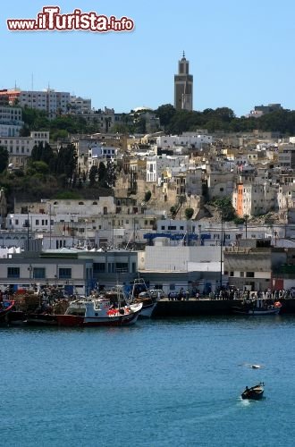 Immagine Medina e porto di Tangeri, in Marocco. Il porto di Tingi (Tangeri all'epoca dei romani) è oggi il più importante del nordafrica - © John Copland / Shutterstock.com