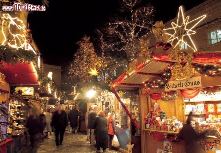 Immagine Il famoso mercatino di Natale a Basilea, lungo la strada chiamata Weihnachtsstrasse ecco le bancarelle della barfuesserplatz  - © Basel.com