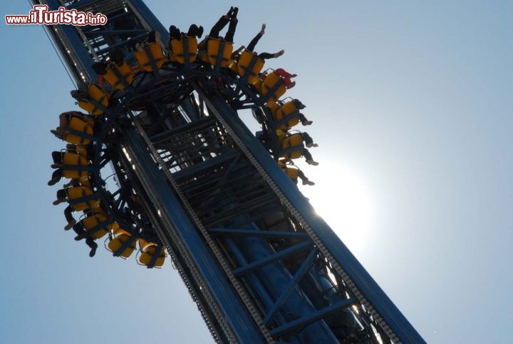 Immagine La Torre di Per Bacco! è una attrazione "Extreme" a Miragica, il Parco Divertimenti della Puglia. Qui le emozioni sono doppie in quanto oltre alla classica caduta libera, i passeggeri sperimentano un lancio verso l'alto, mozzafiato.