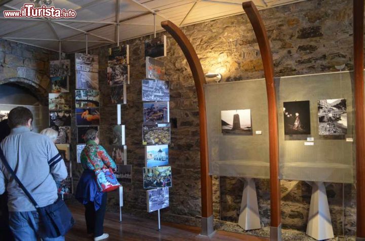 Immagine La Mostra fotografica sui falò di Camogli, organizzata dall'associazione Culturale San Fortunato, ospitata all'interno di Castel Dragone - © Samuele Pasquino