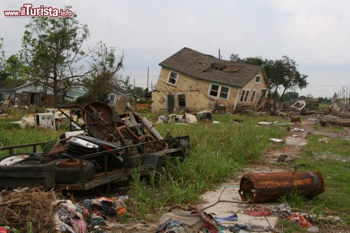 Immagine I danni dell'uragano Katrina a New Orleans - Tra il 29 e il 31 Agosto 2005, la furia devastante dell'uragano Katrina colpì tutto il delta del fiume Mississipi provocando un elevato numero di vittime. Purtroppo anche la città di New Orleans fu gravemente danneggiata dall'uragano tanto che ancora oggi, a distanza di quasi dieci anni, si intravedono ancora testimonianze di ciò che accadde all'epoca quando ad essere maggiormente devastati furono i quartieri poveri della periferia quasi tutti sommersi - © Patricia Marroquin / Shutterstock.com